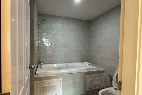 Condominio de 3 dormitorios en Samut Prakan, Tailandia № 151260 - foto 22