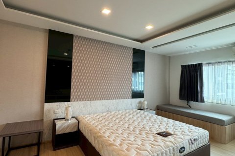 Condominio de 3 dormitorios en Samut Prakan, Tailandia № 151260 - foto 8