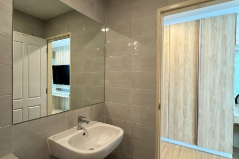 Condominio de 3 dormitorios en Samut Prakan, Tailandia № 151260 - foto 13