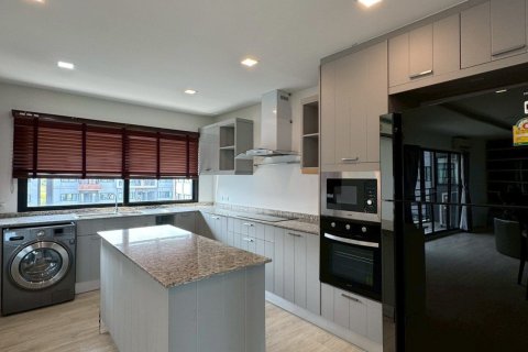 Condominio de 3 dormitorios en Samut Prakan, Tailandia № 151260 - foto 19