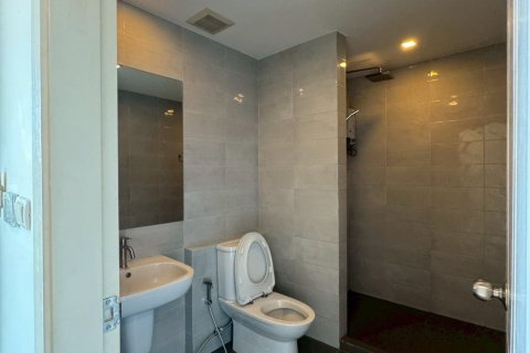 Condominio de 3 dormitorios en Samut Prakan, Tailandia № 151260 - foto 14