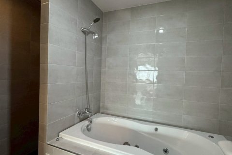 Condominio de 3 dormitorios en Samut Prakan, Tailandia № 151260 - foto 4