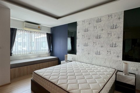 Condominio de 3 dormitorios en Samut Prakan, Tailandia № 151260 - foto 16
