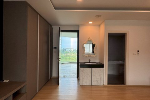Condominio de 3 dormitorios en Samut Prakan, Tailandia № 151260 - foto 2