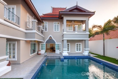 Casa de 6 dormitorios en Pattaya, Tailandia № 46925