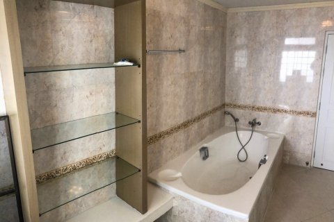 Condominio de 4 dormitorios en Bangkok, Tailandia № 65718 - foto 18