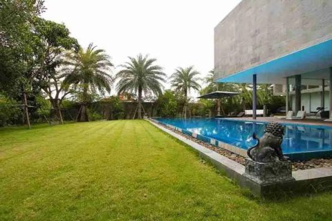 Casa de 6 dormitorios en Bangkok, Tailandia № 180948 - foto 2