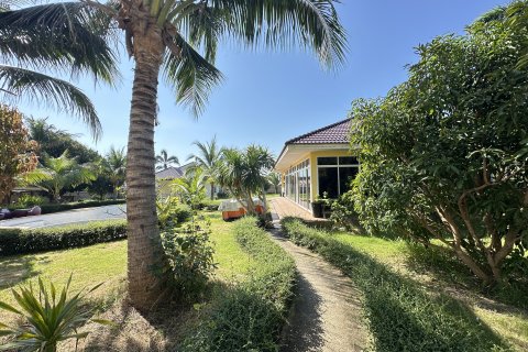 Chalet de 6 dormitorios en Hua Hin, Tailandia № 139928 - foto 25