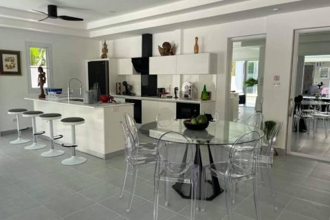 Chalet de 5 dormitorios en Rawai, Tailandia № 133822 - foto 16