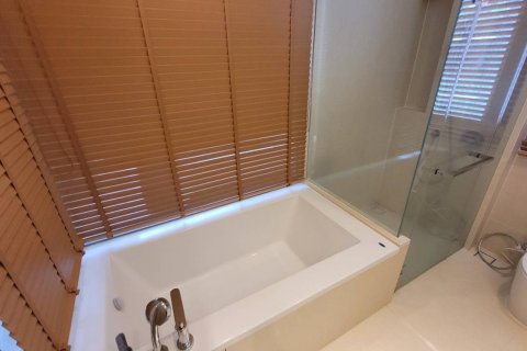 Condominio de 2 dormitorios en Khlong Toei, Bangkok, Tailandia № 133821 - foto 10