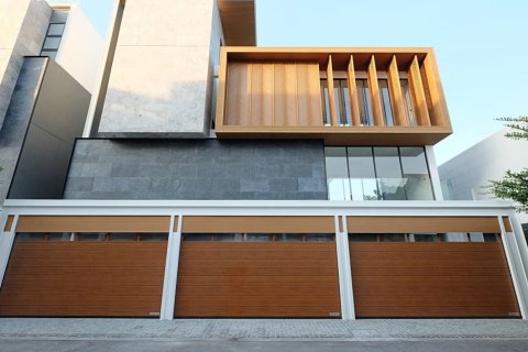 House in Bangkok, Thailand 7 bedrooms № 180892