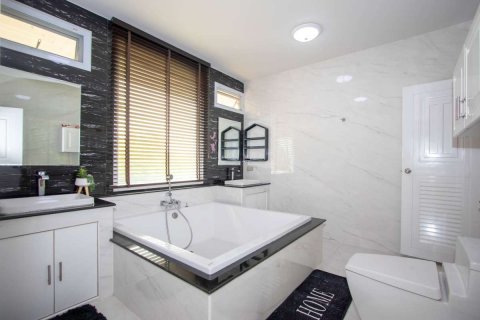 Casa de 3 dormitorios en Chiang Mai, Tailandia № 167144 - foto 4