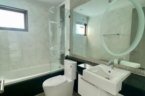 Condo in Watthana, Bangkok, Thailand, 3 bedrooms  № 133761 - photo 16