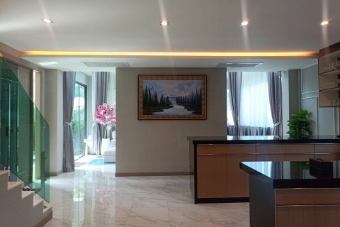 Chalet de 4 dormitorios en Pattaya, Tailandia № 172583 - foto 10
