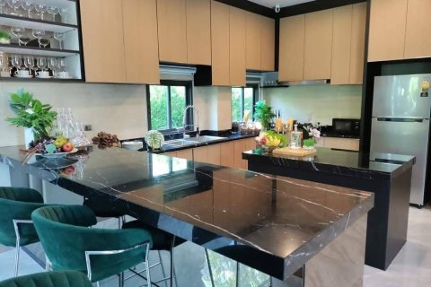 Chalet de 4 dormitorios en Pattaya, Tailandia № 172583 - foto 13