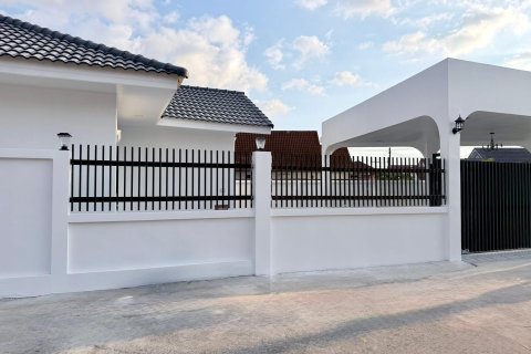 Chalet de 3 dormitorios en Pattaya, Tailandia № 172584 - foto 3