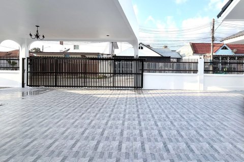 Chalet de 3 dormitorios en Pattaya, Tailandia № 172584 - foto 11