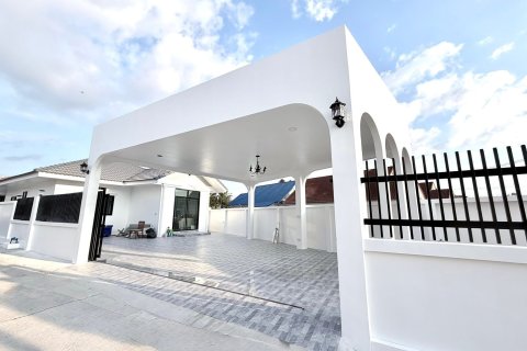 Chalet de 3 dormitorios en Pattaya, Tailandia № 172584 - foto 5