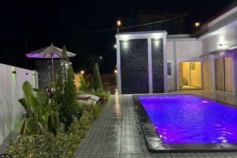 Chalet de 4 dormitorios en Hua Hin, Tailandia № 134527 - foto 2