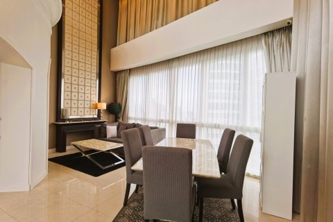Dúplex de 4 dormitorios en Bangkok, Tailandia № 181036 - foto 9