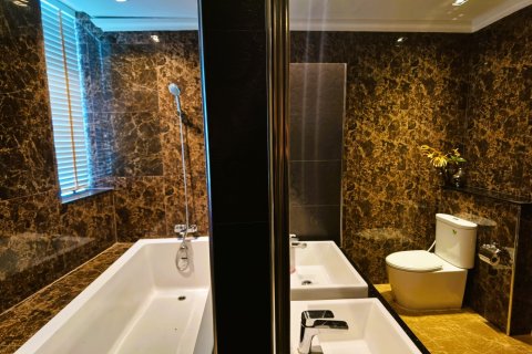 Dúplex de 4 dormitorios en Bangkok, Tailandia № 181036 - foto 19