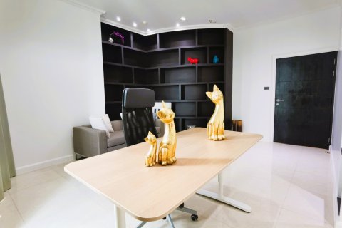 Dúplex de 4 dormitorios en Bangkok, Tailandia № 181036 - foto 18