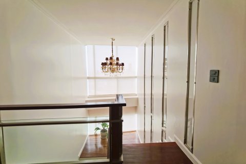 Dúplex de 4 dormitorios en Bangkok, Tailandia № 181036 - foto 14