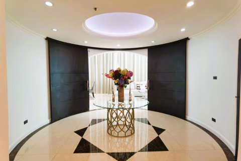 Dúplex de 4 dormitorios en Bangkok, Tailandia № 181036 - foto 10
