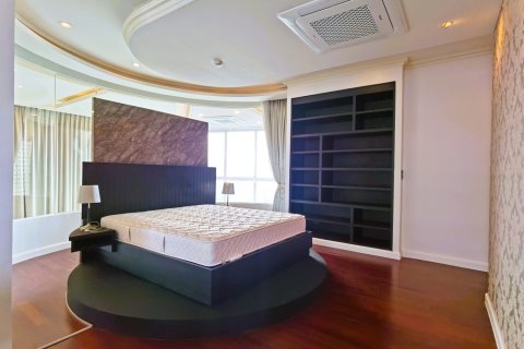Dúplex de 4 dormitorios en Bangkok, Tailandia № 181036 - foto 11