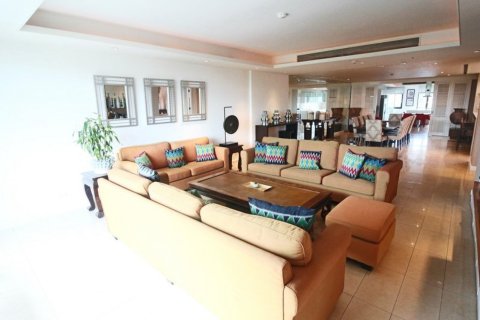 Ático de 4 dormitorios en Bangkok, Tailandia № 181037 - foto 24