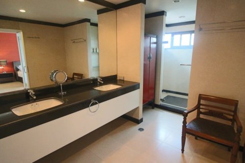Ático de 4 dormitorios en Bangkok, Tailandia № 181037 - foto 21
