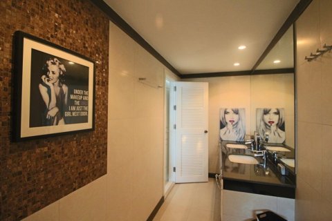 Ático de 4 dormitorios en Bangkok, Tailandia № 181037 - foto 16