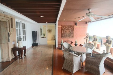 Ático de 4 dormitorios en Bangkok, Tailandia № 181037 - foto 23