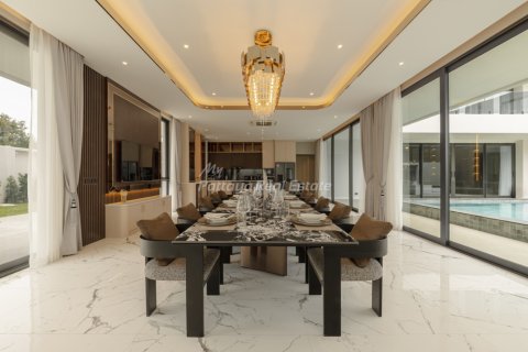 Casa de 8 dormitorios en Pattaya, Tailandia № 209766 - foto 12