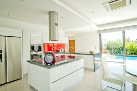 House in Bang Lamung, Thailand 4 bedrooms № 32545 - photo 6