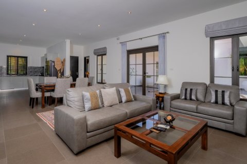 Casa de 3 dormitorios en Hua Hin, Tailandia № 168124 - foto 12
