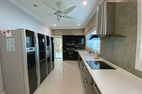 Chalet de 4 dormitorios en Hua Hin, Tailandia № 168387 - foto 18