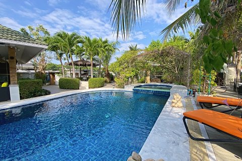 Chalet de 4 dormitorios en Hua Hin, Tailandia № 168387 - foto 4
