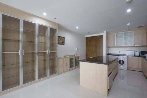 Condominio de 3 dormitorios en Khlong Toei, Bangkok, Tailandia № 208482 - foto 5