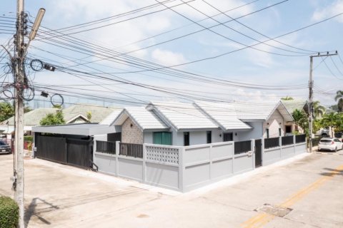 Casa de 3 dormitorios en Pattaya, Tailandia № 117398 - foto 17