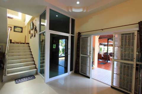 Casa de 5 dormitorios en Pattaya, Tailandia № 157461 - foto 2