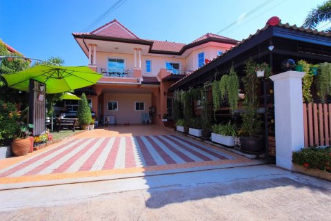 Casa de 5 dormitorios en Pattaya, Tailandia № 157461 - foto 9