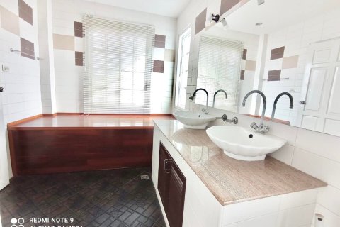 Casa de 5 dormitorios en Bangkok, Tailandia № 157543 - foto 3
