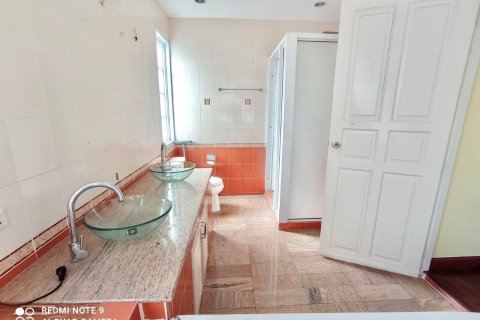 Casa de 5 dormitorios en Bangkok, Tailandia № 157543 - foto 10