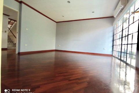 Casa de 5 dormitorios en Bangkok, Tailandia № 157543 - foto 12