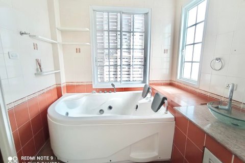 Casa de 5 dormitorios en Bangkok, Tailandia № 157543 - foto 9