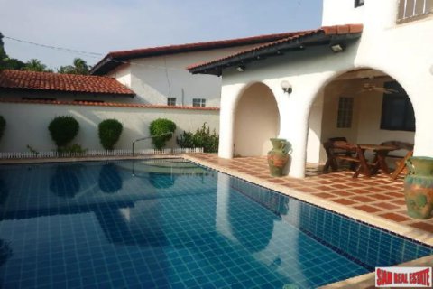 Casa de 4 dormitorios en Pattaya, Tailandia № 203192 - foto 4