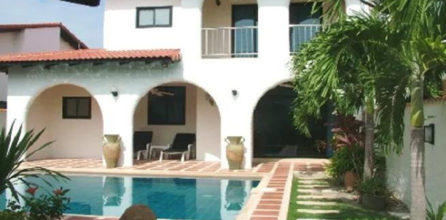 Casa de 4 dormitorios en Pattaya, Tailandia № 203192