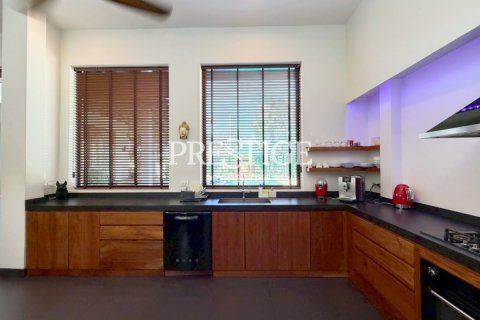 Casa de 3 dormitorios en Pattaya, Tailandia № 209917 - foto 11