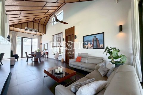 Casa de 3 dormitorios en Pattaya, Tailandia № 209917 - foto 3